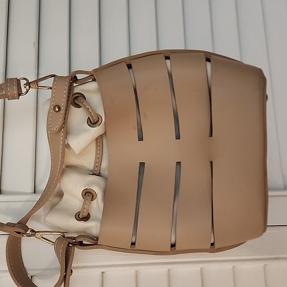 Small bucket bag no brand name in neutral colour - Picture 4 of 10